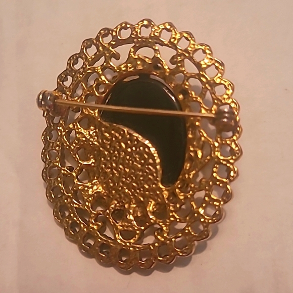 Brooch Vintage Black Bead  Cabachon gold filagree setting  flower embellished - Picture 5 of 5